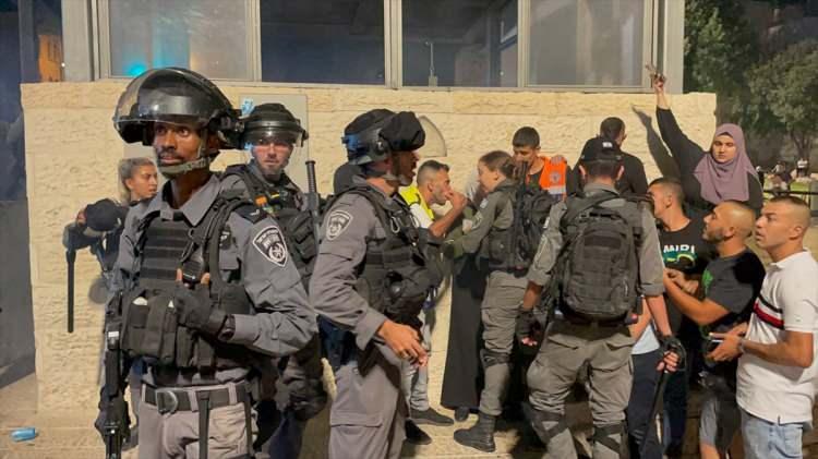 <p>Filistinli gençler, fanatik Yahudilerin İsrail polisi korumasında sabah ve öğleden sonra Mescid-i Aksa'ya baskın düzenlemesinin ardından Doğu Kudüs'te yaşanan gerginlik sonrası Şam Kapısı'nda toplandı.</p>

<p> </p>
