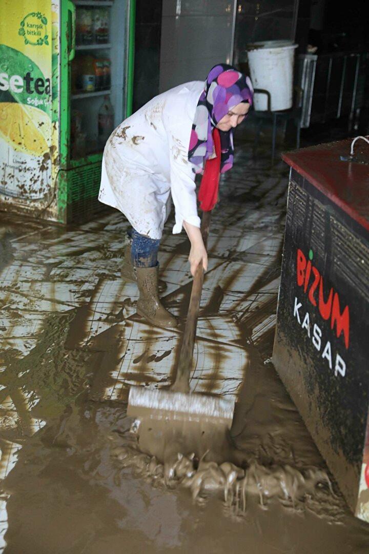 <p>Dernek başkanı Nuray Güzel, Belediyenin hayvan bakım evini su bastı. Kaybolan hayvanlarımız var. Biz yardıma koştuk. Görevliler kapıları açtı ama su yeniden kapıları kapattı. 25 dolayında köpeği kurtardık. Ama kurtaramadıklarımız da var dedi.</p>
