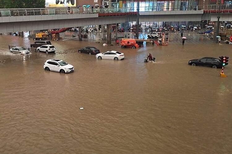 <p>Henan eyaletinde 17 Temmuz'dan bu yana belirli aralıklarla etkili olan sağanak dün sele yol açmıştı.</p>
<p>Eyaletin başkenti Zhengzhou'daki metro ağı sular altında kalmış, çok sayıda yolcu mahsur duruma düşmüştü.</p>