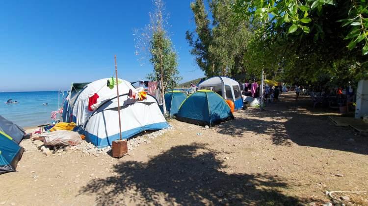 <p>'ÇADIR TATİLİ EKONOMİK'<br />
<br />
Gaziantep’ten 2 arkadaşı ile birlikte Mersin’in Erdemli ilçesine tatile gelen Murat Yıldız (32) ise, "Erdemli Çamlığı kamp alanı çok güzel. Buraya çadırımızı kurduk ve doğa ile iç içe güzel bir tatil geçiriyoruz. Günlüğü 45 TL. olan çadır tatili bizler için de çok ekonomik oluyor" diye konuştu.</p>