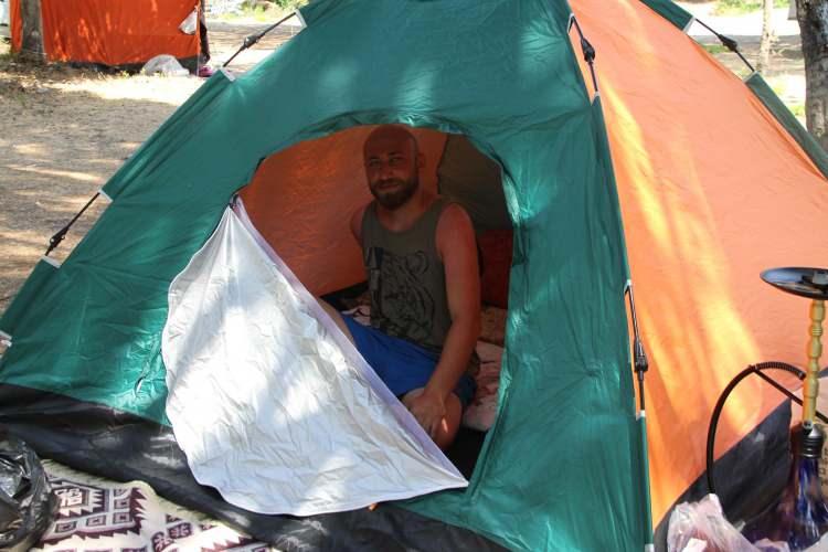 <p>MARMARİS’TE DE YOĞUN İLGİ<br />
<br />
Muğla’nın Marmaris ilçesi Hisarönü Mahallesi'ndeki özel kamp alanları da çadır tatili yapmak isteyenlerle doldu. Çevresi eşsiz bitki örtüsü ve ormanlarla kaplı, mavinin her tonunun bulunduğu deniz kıyısındaki özel kamp alanlarına başta üniversite öğrencileri olmak üzere çocuklu aileler tercih etti. 3 metrekarelik bir çadır alanının kira ücretinin günlük 150 lira olduğu belirtildi. Metrekare artıkça fiyat artarken, 450 liraya kadar ücretler çıkabiliyor.</p>