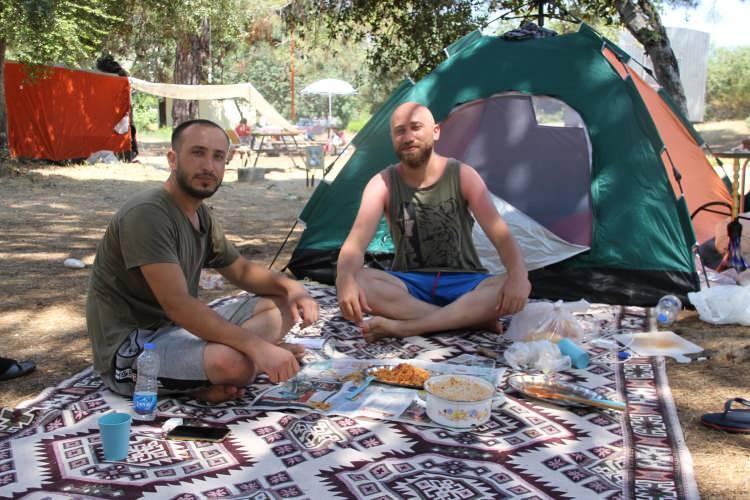 <p>Kamp alanı işletmecisi Selma Evcan, "Bayram öncesi başta İstanbul olmak üzere İzmir, Ankara, Bursa ve İç Anadolu kesimlerinden yoğun rezervasyon talebi vardı. Çadırını alıp gelen de oluyor. Kurduğumuz çadırları da burada kendilerine sağlıyoruz. Çoğunluk üniversite öğrencisi ve çocuklu aileler oluyor. Birbirine yabancı olan kişiler kısa sürede güzel arkadaşlık ve dostluk kuruyorlar. Çadır tercihi edenlerin çoğunluğu fiyat uygunluğu ve doğa ile baş başa izole tatil istemeleridir" dedi.</p>