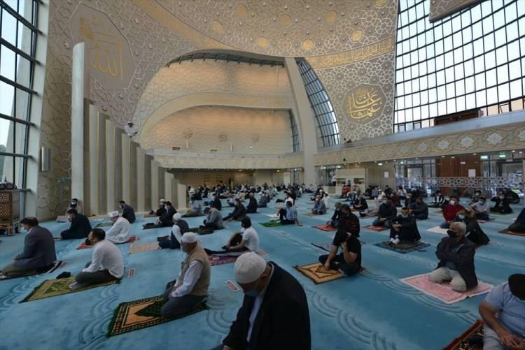 <p>Cumhurbaşkanı Recep Tayyip Erdoğan'ın açılışını gerçekleştirdiği başkent Moskova Merkez Camisi'nde, Covid-19'a karşı alınan tedbirler nedeniyle sadece din görevlilerinden oluşan cemaat bir araya geldi.</p>