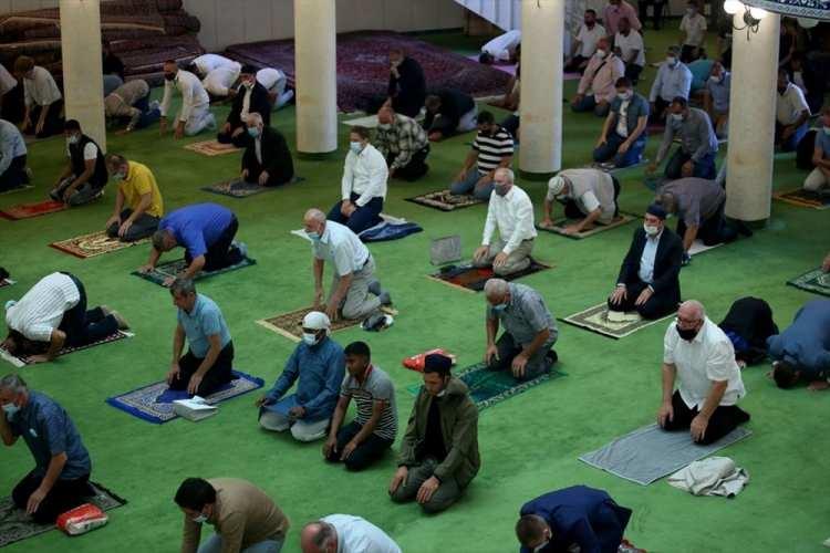 <p>Özbekistan'da Kurban Bayramı, ülkenin bağımsızlığının 26. yıl dönümüne denk geldi. Başkent Taşkent'te binlerce insan bayram namazı için sabahın erken saatlerinde camilere akın etti.</p>
