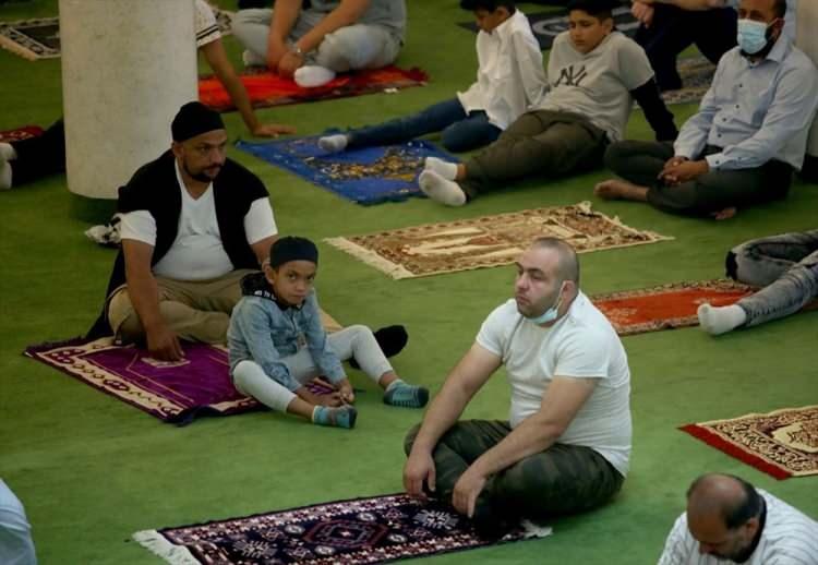 <p>Suriye'de başkent Şam'ın Doğu Guta'da bölgesine bağlı Arbin beldesindeki vatandaşlar, Kurban Bayramı namazının ardından ölen yakınlarının mezarını ziyaret ederek dua etti.</p>
