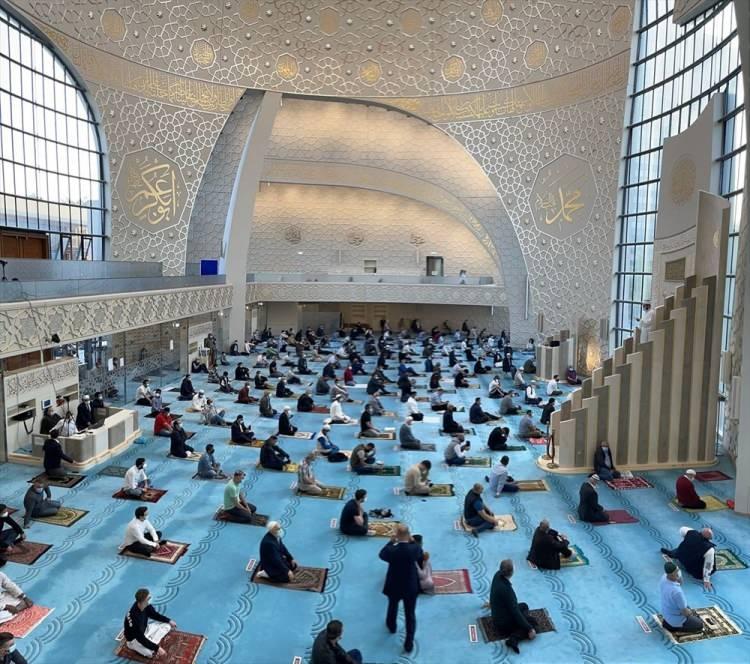 <p>Rusya'nın başkenti Moskova'da binlerce Müslüman bayram namazı için Prospekt Mira'daki Merkez Camisi'ne akın etti. Camiye sığmayan kalabalık, sokaklarda, kaldırımlarda, araç trafiğine kapatılan yollarda ve tramvay hatlarında namaz kıldı.</p>
