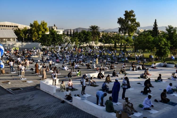 <p>Rusya'da Kurban Bayramı namazı, yeni tip corona virüse (Covid-19) karşı alınan önlemler çerçevesinde kılındı.</p>