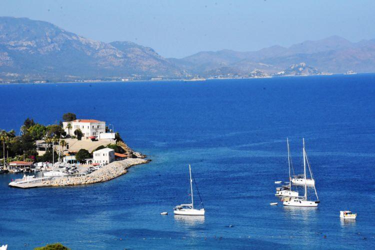 <p>Çoban, bayram tatiliyle Datça turizminin daha da hareketlendiğini belirterek, şöyle konuştu:</p>

<p>"Datça şu anda turizmde tarihi yoğunluğunu yaşıyor. Denizi temiz bir yarımada burası. Bunun yanında Knidos Antik Kenti'ni gezerek burada gün batımını izliyorlar. Eski Datça'da tarihi evleri ziyaret edip, kumluk plajı ve liman bölgesinde denize giriyorlar. Özellikle Palamutbükü, Boğabükü ve Hayıtbükü koylarında bugünlerde yoğunluk yaşanıyor. Çok sayıda lüks yat el değmemiş koylarda mavi yolculuğa çıkıyor. Turistler burada da izole tatil yapıyor. Bunun iki ay daha devam edeceğini umuyoruz."</p>
