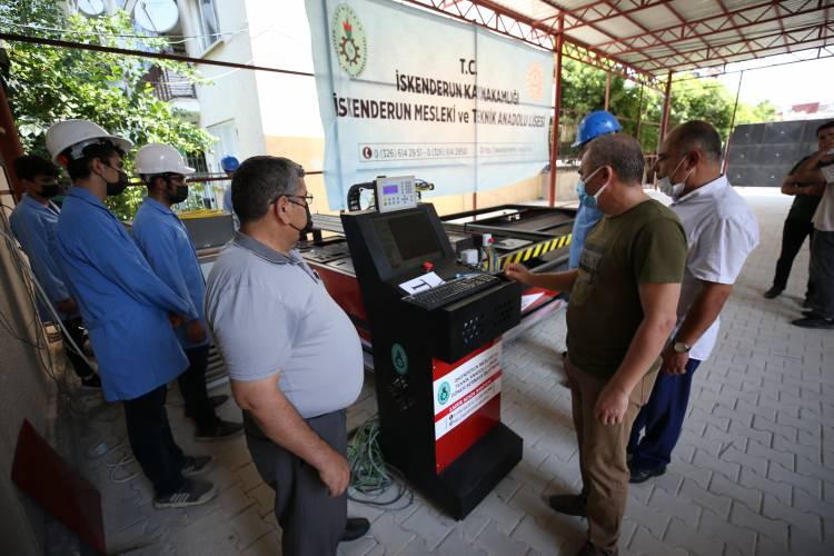 <p>Makinenin parçalarını da kendi yaptıkları makineden elde ettiklerini anlatan Öz, seri üretime geçildiği taktirde sanayi esnafının daha düşük maliyetle bunu alabileceğini dile getirdi.</p>