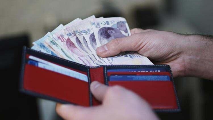<p><strong>8 HAFTAYA KADAR ÇIKIYOR</strong></p>
<p>Posta Gazetesi'nin haberine göre, bildirim, çalışma süresi 6 aydan kısaysa (1 gün dahi olsa) 2 hafta, 6 ay ile 1.5 yıl arasındaysa 4 hafta, 1.5 yıl ile 3 yıl arasındaysa 6 hafta, 3 yıldan fazla olursa 8 hafta önce yapılmalı. </p>