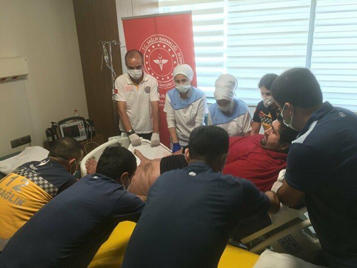 <p>Operasyondan kısa bir süre sonra kilo vermeye başlayan hasta iki haftada yaklaşık 15 kilo verdi. Hastanedeki tedavisinin ardından taburcu kararı verilen süper obezite kategorisindeki hasta için hastaneye özel obez ambulansı çağrılarak evine ulaşması sağlandı. Tokalaç çifti ise yaşadıkları zorlu süreci gözyaşları içinde anlattı. Çift, en büyük hayallerinin eski günlerindeki gibi birlikte yürüyebilmek olduğunu ifade etti.</p>