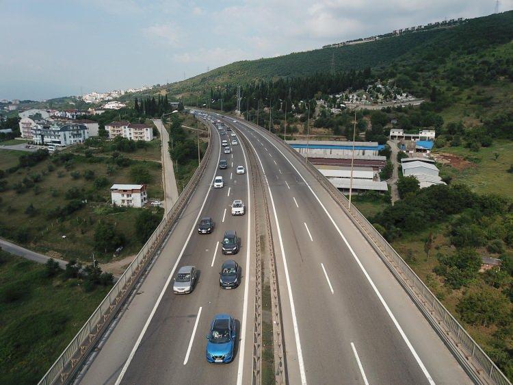 <p> D-100 karayolunda ise herhangi bir yoğunluk oluşmadığı görüldü.</p>