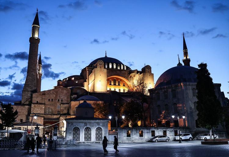 <p>Fatih Sultan Mehmet'in İstanbul'u fethinden sonra ilk cuma namazını kıldığı "fethin sembolü" Ayasofya-i Kebir Cami-i Şerifi'nin yeniden ibadete açılmasının üzerinden bir yıl geçti. Geçen yıl 24 Temmuz'da kılınan cuma namazıyla yeniden ibadete açılan camide Müslümanlar sabah namazını eda etti.</p>
