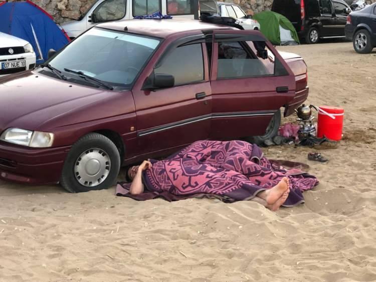 <p>Tatilciler, geceyi araçlarında ve sahile kurdukları çadırlarda geçirirken, bazıları da hemen araçlarının yanına serdikleri kilimlerin üzerinde uyudu.</p>
