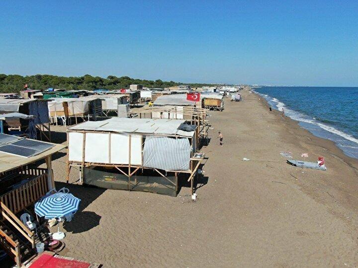 <p>Otellerin yüzde yüz doluluk oranına ulaştığı ve fiyatların el yaktığı turizm kenti Antalya'da, 5 yıldızlı otellerin yanı başındaki denize sıfır çardak ve obalarda, yöre halkı ücretsiz tatilin keyfini çıkartıyor.</p>
<p> </p>