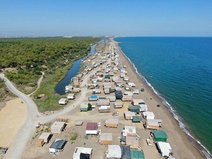 <p>Enis Öztürk, çevresindeki kişilerin obalarda kalmak için kendisine yer sorduğunu belirterek,“ Ama yer sıkıntısı var. Geçen yıla göre bu yıl çardak sayısı arttı. Buranın daha düzenli hale gelmesi için çalışıyoruz. Elektriğimiz güneşten daha ne olsun” dedi.</p>