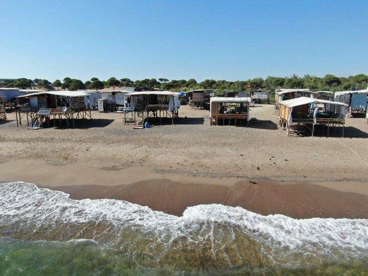 <p>Mahide Öztürk ise çok güzel bir yerde tatil yaptıklarını belirterek, “ Çok talep var herkes gelmek istiyor. Çocuklarımla güzel bir tatil geçiriyoruz. Komşuluk ilişkilerimiz burada çok güzel. Yanı başımızda lüks oteller var, oradakilerde, bizde tatil yapıyoruz” diye konuştu.</p>
