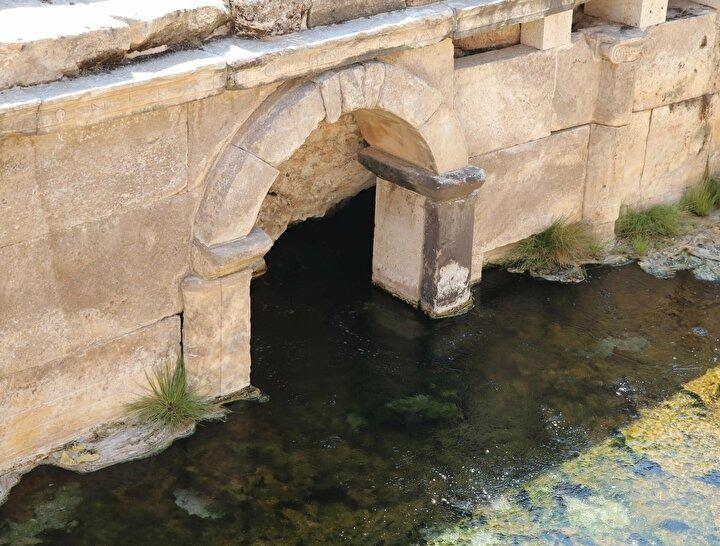 <p>Milattan önce 2'nci yüzyılda, Bergama Kralı 2. Eumenes tarafından kurulan ve 'kutsal şehir' anlamına gelen Hierapolis Antik Kenti'nde, Prof. Francesco D'Andria başkanlığındaki İtalyan kazı ekibi, 2013 yılında bölgenin geçmişine ışık tutan bir yapıyı keşfetti.</p>