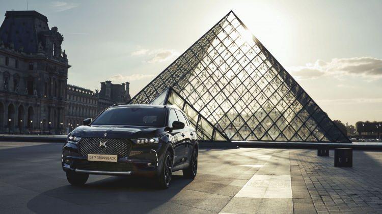 <p>2015 yılındaki marka lansmanından bu yana dünyaca ünlü Louvre Müzesi’nin sponsoru olan DS Automobiles, premium SUV sınıfındaki iddialı temsilcisi DS 7 CROSSBACK’in LOUVRE özel serisini ülkemizde satışa sunmaya hazırlanıyor. </p>
