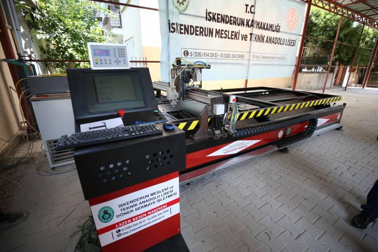 <p>Öz, makinenin 10 milimetreye kadar kesim yapabildiğini belirterek, "Makinemiz, 2 ila 4 metre sac üzerinde işlem yapabiliyor. Ayrıca bu makineye ikinci bir kafa da eklenebiliyor. Bunun otomasyonunu da burada kendimiz yaptık. Çin'den ithal gelen makinelerin kullanımındaki en büyük problem, yabancı dilde olduğu için çok fazla anlaşılmıyordu, biz bunu da Türkçe yaparak kullanıcının daha verimli ve hızlı kullanmasına olanak sağladık." diye konuştu.</p>
<p> </p>