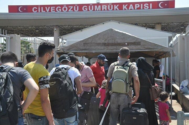 <p>Türkiye'nin çeşitli illerinde yaşayan 44 bin 220 Suriyeli, yakınları ile bayramlaşmak için Hatay'daki Cilvegözü Gümrük Kapısı üzerinden ülkelerine gitti.</p>

<p> </p>
