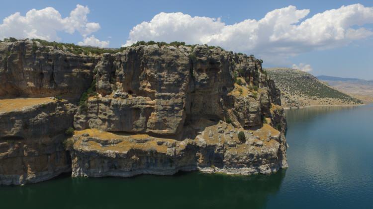 <p>Siverek Belediye Başkanı Ayşe Çakmak, Atatürk Barajı'nda suyun tutulmaya başlamasıyla bölgede bulunan bir çok tarihi yapının su altında kaldığını ve bu güzellikleri yeniden turizme kazandırmayı istediklerini söyledi.</p>
