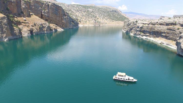 <p>Su altında bir çok güzelliğin bulunduğunu aktaran Köprüdüz, "Köprülerden birisinin yüksekliği 25 metre, genişliği ise 6 metre idi. Diğerinin ise yüksekliği 15, genişliği 4 metreydi. Sarnıçlar, kaya mezarları ve tarihi dokuların birçoğu su altında kaldı. Vadinin genelinde ise yaklaşık 4 tane tarihi su değirmeni vardı ki onlar da sulara gömüldü. Suyun dışında ise hala da kaya mezarları, doğal ve yapay mağaralar ise hala da duruyor." dedi.</p>