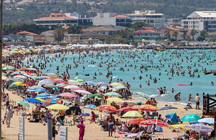 <p>Kurban Bayramı tatilinin ilk 3 gününde Çeşme - İzmir otoyolunun Çeşme ve Alaçatı gişelerinden 375 bin araç girişi olduğunu bildiren Oran, eski yol üzerinden gelen araçlarla birlikte toplam araç sayısının 500 binin üzerinde olduğunu ve nüfusun günlük giriş çıkışlarla 1 milyonu aştığını kaydetti.</p>
