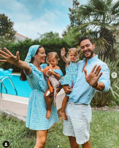 <p><span style="color:#0000FF"><strong>ANIL ALTAN</strong></span><br />
<span style="color:#FF0000"><strong>Eşi Pelin Akil ve ikizleri ile fotoğraf paylaşan oyuncu Anıl Altan, “Mutlu, huzurlu, sağlıklı, neşeli güzel bayramlar dilerizzz hepinize” şeklinde bir not düştü.</strong></span></p>

<p> </p>
