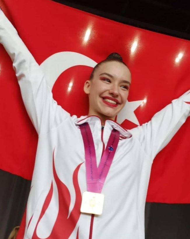 <p><strong><span style="color:#0000FF">AYŞE BEGÜM ONBAŞI</span></strong></p>

<p><span style="color:#FF0000"><strong>"Sevdikleriniz ile birlikte sağlıklı, mutlu, huzurlu bir bayram geçirmeniz dileğiyle. İyi bayramlar!"</strong></span></p>
