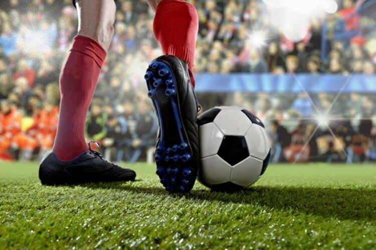 <p>Mesut Özil’den startup atağı </p>
<p>Fenerbahçeli futbolcu Mesut Özil de, startup girişimlerine yatırım yapan sporcular arasında. Geçen yıllarda ABD merkezli ‘Class 5 Global’ isimli girişim sermayesi fonuna yatırım yaptı. Bu fonla birlikte Özil, online girişimlere yatırım yapacak. Class 5, gelişmekte olan ekonomilerde online startup şirketlerine ABD’den girişim sermayesi çekmeyi hedefliyor.</p>