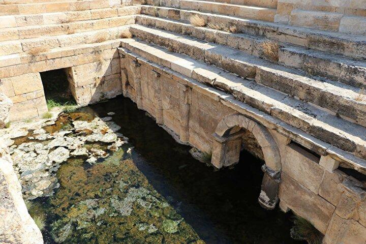 <p>ANTİK DÖNEMDE ÖLÜLER ÜLKESİNE GEÇİŞ KAPISI<br />
<br />
Hierapolis Antik Kenti'nin şimdiki Kazı Heyeti Başkanı İtalya Lecce Üniversitesi'nden Prof. Dr. Grazia Semeraro'nun Yardımcısı Dr. Öğretim Üyesi Arkeolog Coşkun Daşbacak, Plütonyum'un antik inanışta önemli ve gizemli bir yere sahip olduğunu söyledi.</p>