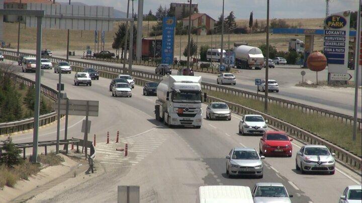 <p>Kurban Bayramı tatilinin son günlerine girilirken tatilciler de dönüş yolculuklarına başladı. Ulaşımda 43 ilin geçiş noktasında yer alan ve 'kilit kavşak' olarak adlandırılan Kırıkkale'de, bayram dönüşü ile birlikte trafikte uzun araç kuyrukları oluştu. Çanakkale feribot iskelesinde de dün başlayan yoğunluk devam ediyor.</p>