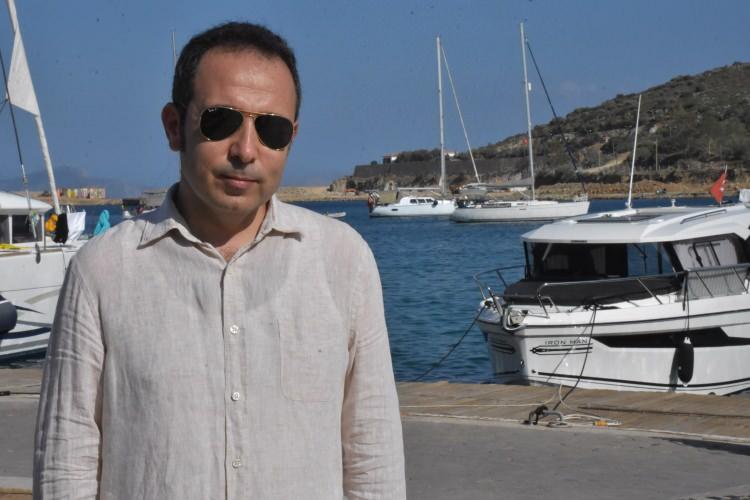 <p>- Denizden ve karadan gün batımını izlemek için geliyorlar</p>

<p>Knidos Antik Kenti Kazı Heyeti Başkanı ve Selçuk Üniversitesi Edebiyat Fakültesi Arkeoloji Bölümü Öğretim Üyesi Prof. Dr. Ertekin Doksanaltı, ilçeye gelen tatilci yoğunluğunun antik kentte de kendini hissettirdiğini kaydetti.</p>
