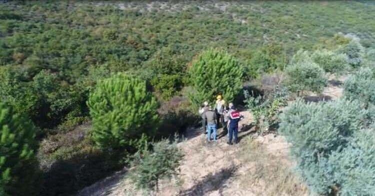 <p>Orada personel olmaması demek, o doğanın, ormanın korunmadığı anlamına gelmiyor. Drone ve fotokapanların kaçak avcıları sürekli izlediğinden kimsenin şüphesi olmasın. 'Drone'lar kaçak avcılara göz açtırmıyor, onlar bizi belki göremiyor; ama biz drone ve fotokapalarla kaçak avcıları her zaman izliyoruz" diye konuştu.</p>
