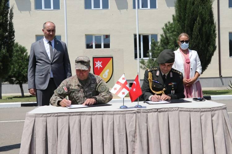 <p>Başkent Tiflis'e yakın Orkhevi Askeri Kışlası'nda düzenlenen 4 teknik servis aracının teslim törenine, Gürcistan Savunma Bakanı Juanşer Burçuladze ve  Türkiye'nin Tiflis Büyükelçisi Fatma Ceren Yazgan'ın yanı sıra diğer yetkililer katıldı.</p>
