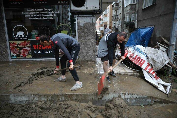<p>Evini sel basan Züleyha Meydan, Sel geldi eve girdi. Hiçbir şeyimiz kalmadı. Sel aniden geldi, üst katlara çıkarak kurtulduk diye konuştu.</p>
