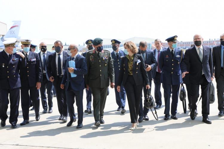 <p>Dün yapılan ilk uçağın teslim töreni ile detaylar gün yüzüne çıkarken, yapılan anlaşmanın Yunanistan ekonomisine bir hayli fazlaca yük olacacağı ortaya çıktı. </p>