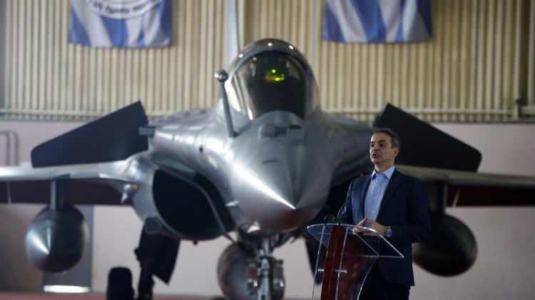 <p>Neredeyse şartların dahi olgunlaşmadan yapıldığı bu anlaşma, Fransa'nın kullanılmış 12 Rafale uçağı, bir miktar bakım onarımla üzerine Yunan bayrağı ve milliyet işareti konularak Yunanistan’a satılmasıyla gerçekleşti. </p>
