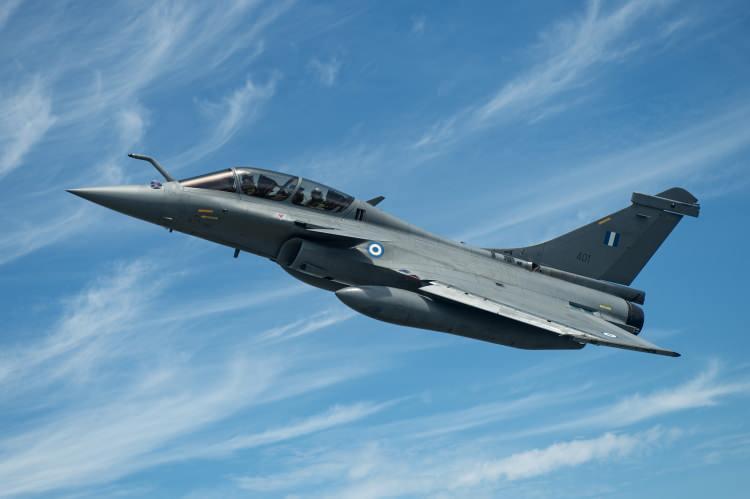 <p>4'üncü nesil savaş uçakları ailesinin bir ferdi olan Rafale, Atina adına günü kurtarmak için yapılan bir hamle olarak görülürken, üstünlük kurmak amacıyla yapılan alışverişin diğer tarafındaki Türkiye ise, yerli ve milli savaş uçağı çalışmalarını kesintisiz olarak sürdürerek caydırıcılık gücünü katlayacak.</p>