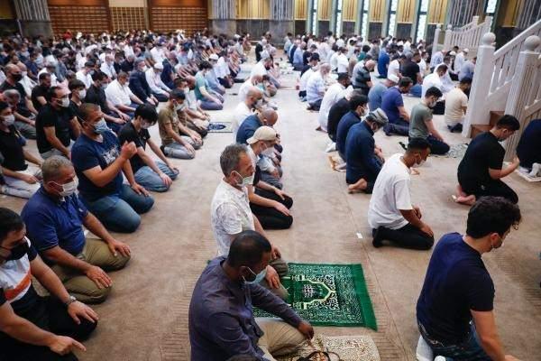 <div>SECCADESİ OLMAYANLARA TEK KULLANIMLIK SECCADE DAĞITILDI</div>
<div> </div>
<div>Turistlerinde yoğun ilgi gösterdiği Kurban Bayramı Namazı öncesinde seccadesi olmayanlara cami girişinde tek kullanımlık seccade dağıtıldı. </div>
<div> </div>