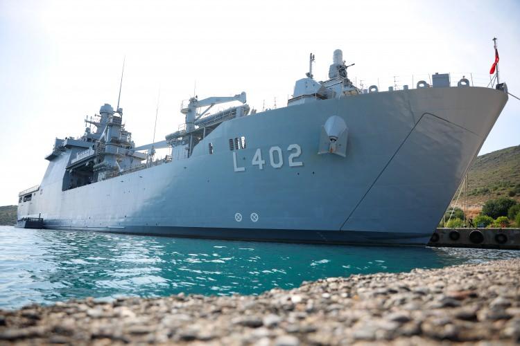 <p>Gemimiz 138.75 metre boyunda, 19.6 metre eninde olup, 560 personel ile 30 gün süre hiçbir lojistik bütünlemeye ihtiyaç duymadan, 7 bin 500 deniz mili mesafe kat edebilmektedir. </p>