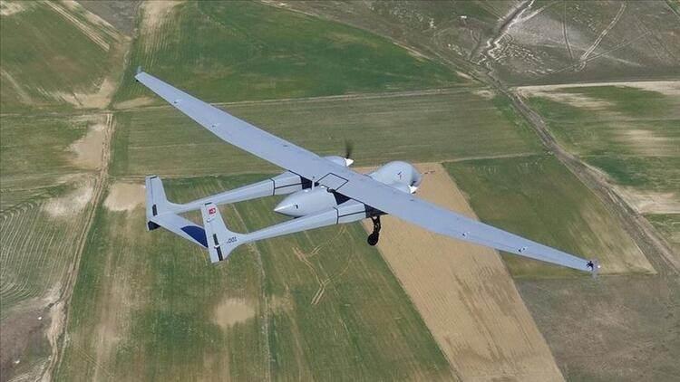 <p><strong>DEVLERE DE ÜRETİYOR</strong></p>

<p><br />
TUSAŞ, temel olarak dört ana çerçevede ürün ve teknoloji geliştiriyor. Bunlar, helikopter, uçak, insansız hava aracı (İHA), silahlı insansız hava aracı (SİHA) ve uzay sistemleri. ATAK helikopteri, ANKA, Gökbey helikopteri, Hürkuş, ileri jet eğitim uçağı olan Hürjet, AKSUNGUR, Milli Muharip Uçak (MMU) öne çıkan en önemli sistemler arasında. TUSAŞ tesislerinde dünyanın en büyük uçak üreticilerinden Avrupalı Airbus’ın askeri ve sivil uçaklarına parça üretimi gerçekleştiriliyor. TUSAŞ, ABD’li Boeing’in de stratejik ortakları arasında yer alıyor.</p>
