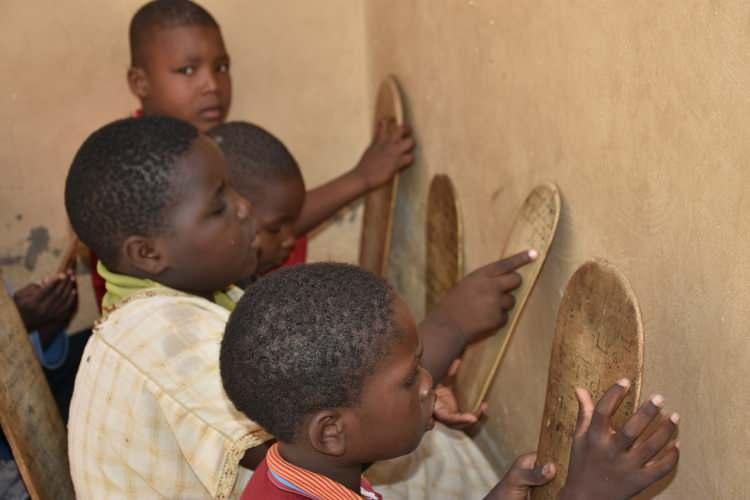 <p>Başkent Nuakşot'taki Sıddık Medresesi'nde 5-15 yaş arasındaki 250 çocuk, tahta levhalar üzerine yazılan ayetleri ezberlemeye çalışıyor.<br />
 </p>

