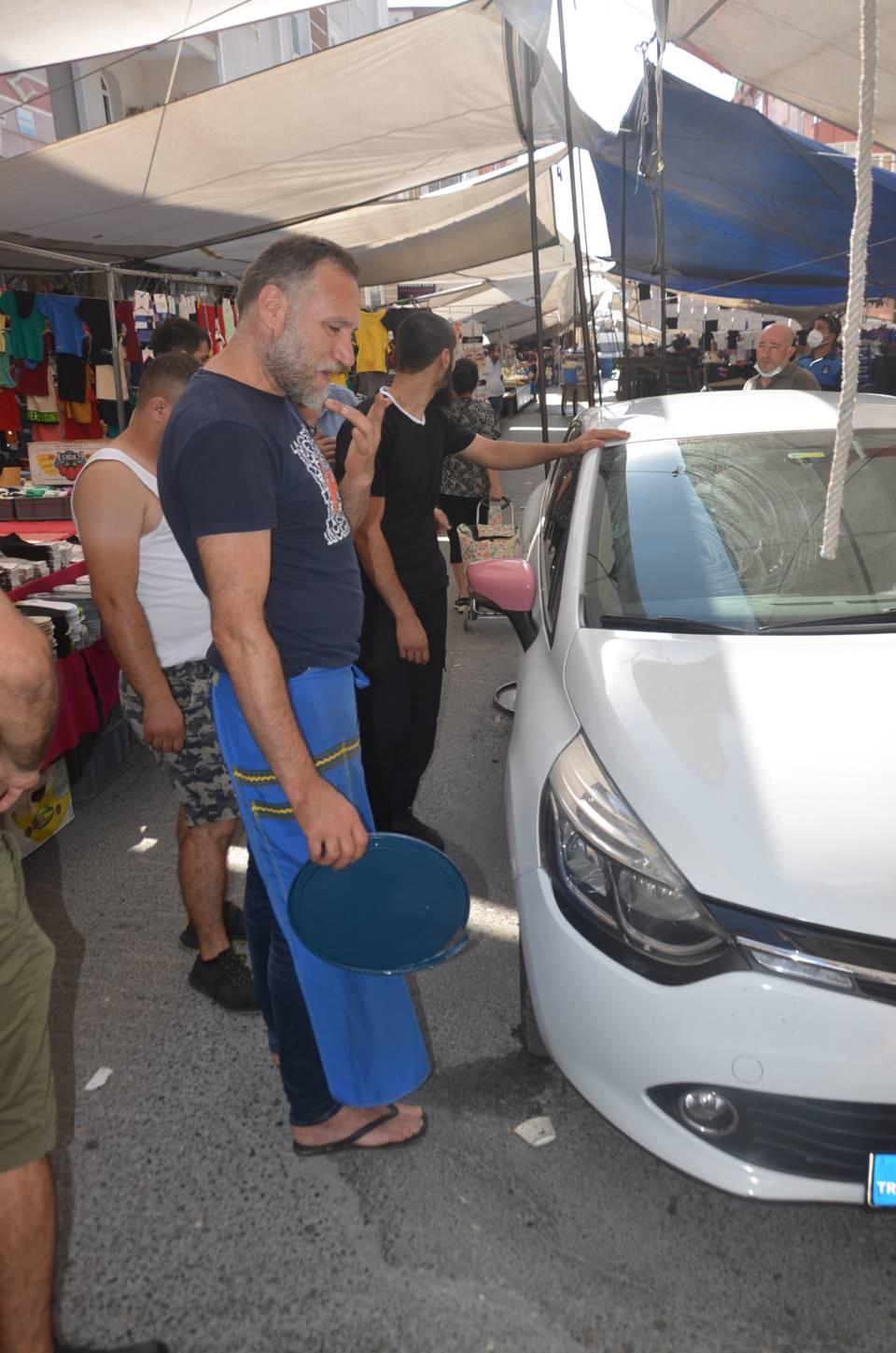 <p>Esnaf, buradaki binada oturanların kapısını çalarak aracın sahibini sordu. </p>
