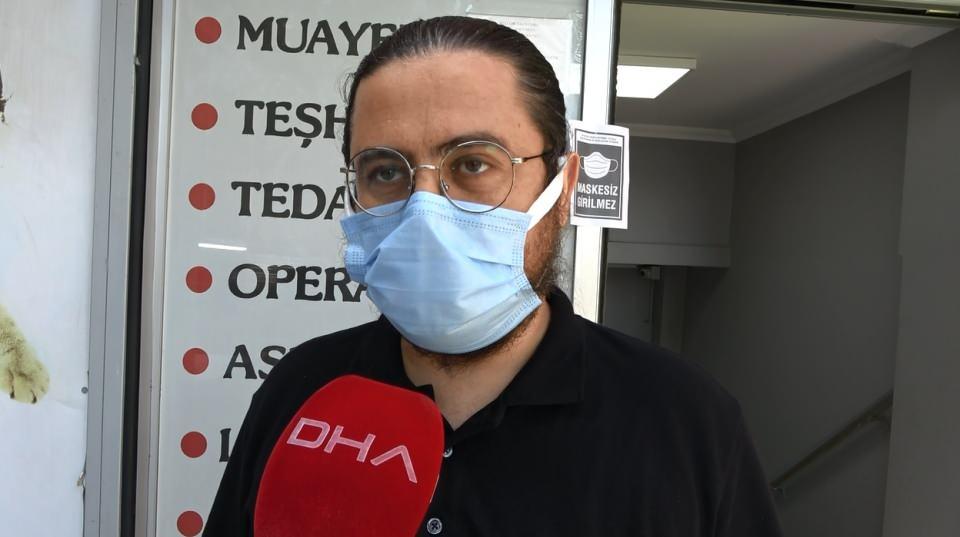 <div><strong>"TEDBİR AMAÇLI DİREK TEMASTAN KAÇINILMALIDIR"</strong></div>
<div> </div>
<div>Veteriner Hekim Mehmet Arıcı, vatandaşların bu hayvanlara zarar vermemesi yönünde uyarıda bulundu. Türkiye'de zararlı böcek türünün kısıtlı olduğunu belirten Arıcı, "Sokakta ve evlere giren çekirgelerin genel olarak herhangi bir zararı yok. Ancak bireysel olarak vatandaşların böceğe karşı alerjik bir durumu varsa o zaman kızarıklık ya da kaşıntı yapma durumu olabiliyor. Eve girmesi durumunda vatandaşların yapması gereken hayvana zarar vermeden peçete ile tutup doğaya tekrar salmalarını tavsiye ediyorum. Doğada birçok çekirge türü var. Bunların birçoğu zararsız. Ülkemizde zararlı diyebilecek böcek türü çok kısıtlı. Genel olarak zararlı türler amazon ormanları, Afrika gibi yerlerde bulunmaktadır. Yine de vatandaşlarımız tedbir amaçlı direk temastan kaçınılmalıdır. Çekirgeler genelde tahıllara zarar verirler. Tarlalarda mahsullere zarar verip, onlarla beslendikleri için çiftçilerin sevmediği hayvanlardır. Sürü şeklinde olduğu zaman tarım hasadına baya bir zararı oluyor. Bundan dolayı ilaçlama yapılıyor. Onun dışında bu hayvanların eve girmelerinden dolayı size bir zararı olmaz" diye konuştu.</div>
<div> </div>
<div>Pandemi ile birlikte insanların algısının da değiştiğini ifade eden Arıcı, "Genelde evde olduğumuz için ve evin pencereleri açık olduğu için daha çok dikkatimiz ve algımız değişti. Normalde yaz aylarında yeşillik olan yerlerde bu tür böceklerin görünmesi gayet normaldir" şeklinde konuştu.</div>