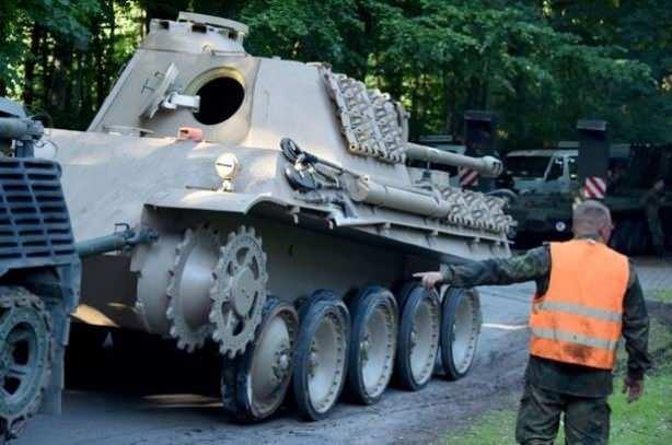 <p><strong>SANIK HURDA OLDUĞU İÇİN ALDIĞINI SÖYLÜYOR</strong><br />
<br />
Öte yandan avukatlar, olası bir ertelenmiş ceza ve 500 bin euroya kadar para cezası konusunda görüşmelerde bulunuyor. Davanın merkezinde, adamın tankı ve silahları elinde tutarak Almanya'nın Savaş Silahları Kontrol Yasası’nı çiğneyip çiğnemediği yer alıyor. Söz konusu mevzuat, savaş silahlarının üretimini, satışını ve nakliyesini kontrol ediyor.</p>

