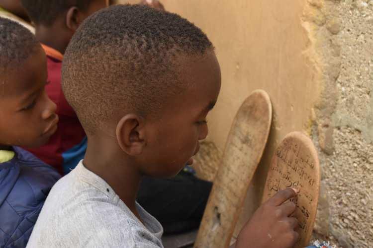 <p>Çocukları, "löh" adı verilen tahta levha üzerindeki ayetleri ezberlemesinin ardından yazılar eğitmenlerce silinerek yerine yenileri yazılıyor.<br />
 </p>
