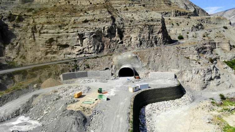 <p>Cumhurbaşkanı Recep Tayyip Erdoğan'ın talimatıyla yapımına başlanan Erzurum-Artvin kara yolundaki Pirinkayalar Geçidi'ndeki tünel çalışmalarında sona gelindi. </p>
