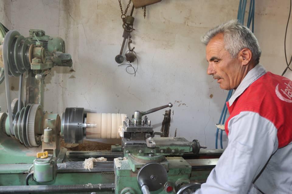 <p>Ağaçları işlerken bazen birbirinden ilginç motiflerle karşılaştıklarının altını çizen Aslan, "Her ürün her ağaçtan olmaz. Sert ağaçtan yapılacak malzemelerle yumuşak ağaçtan yapılacak malzemeler ayrıdır. Bazen doğal motifler karşınıza çıkar. </p>
